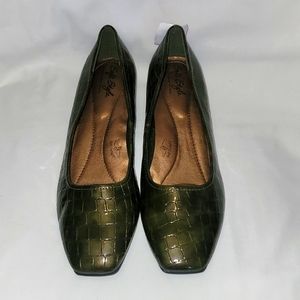 NWT Softstyle Olive Wedges